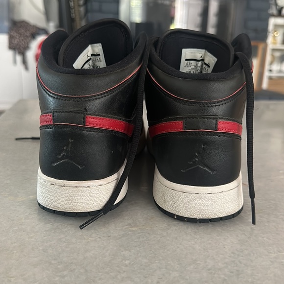 Jordan 1 Retro Mid black Gym Red Sneaker - Picture 2 of 8